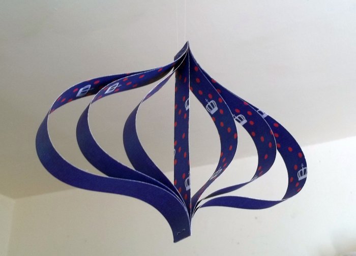 Things to make and do - Curved Paper hanging decoration