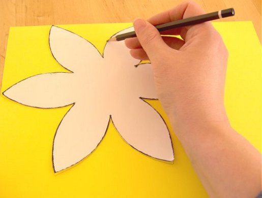 Things to make and do - art: a daffodil flower