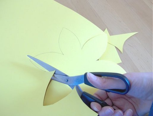 Things to make and do - art: a daffodil flower