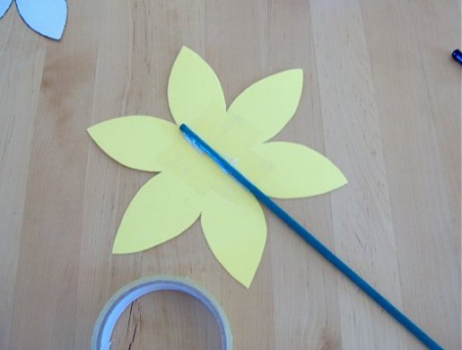 Things to make and do - art: a daffodil flower