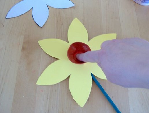 Things to make and do - art: a daffodil flower