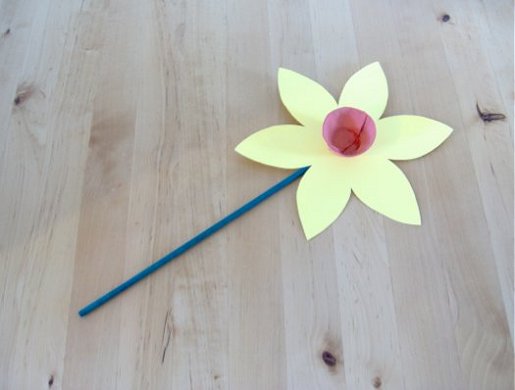 Things to make and do - art: a daffodil flower